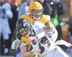  ?? JIM MATTHEWS/USA TODAY NETWORK-WISCONSIN ?? Packers safety Josh Jones tackles Ravens running back Danny Woodhead on Sunday at Lambeau Field.