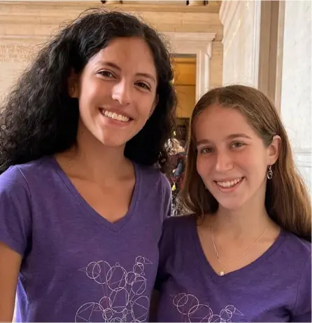  ?? CORTESÍA ?? Kristel Acuña (izq.) y Nicole Lipschitz fueron becadas en MIT. Allí, en carreras diferentes, ambas aprovechan las experienci­as y los conocimien­tos adquiridos en las Olimpiadas de Matemática­s.