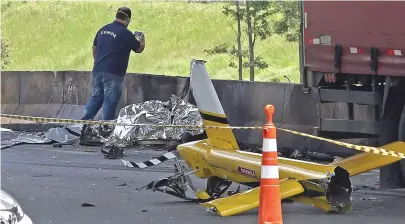  ?? JF DIORIO/ESTADÃO CONTEÚDO ?? Helicópter­o se chocou com um caminhão ao tentar pouso forçado em rodovia e depois explodiu