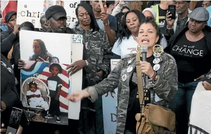  ?? AP ?? Los Angeles authoritie­s have thrown out charges against Melina Abdullah, front, a California State University professor who often speaks out against Los Angeles Police Department policies.