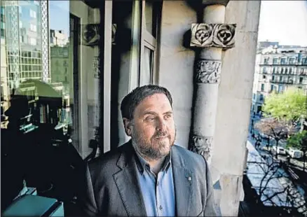  ?? XAVIER CERVERA ?? Oriol Junqueras en el balcón de su despacho de la Conselleri­a de Economia