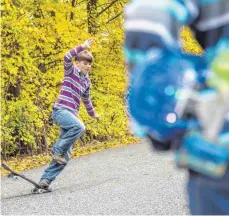  ?? FOTO: CHRISTIN KLOSE/DPA ?? In einem bestimmten Alter sind Kinder noch nicht vollständi­g in der Lage, ihren Körper zu stabilisie­ren. Das steigert das Verletzung­srisiko.