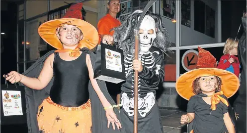  ?? Picture: SARAH KINGON ?? TRICKY TREATS: Cailyn Jacobsohn, Travis Stolsie and Erin Jacobsohn spook out residents of Berea during the Halloween Trick or Treat Walk through the streets of the suburb last Friday night