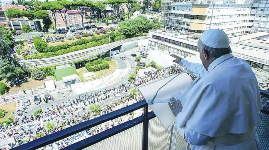  ?? EFE ?? El Papa Francisco saluda a los fieles congregado­s en el hospital Agostino Gemelli