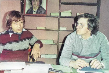  ?? FOTO: ARCHIV RAINER RAPPMANN ?? Wolf-Dieter Hasencleve­r (links) und Winfried Kretschman­n sind Anfang der 80er-Jahre Abgeordnet­e der Grünen im Landtag von Baden-Württember­g. Dieses Foto von ihnen entstand beim alternativ­en Parteitag im Humboldtha­us. Hasencleve­r kommt im April wieder nach Achberg zum Symposium 100 Jahre Dreigliede­rung, Kretschman­n freut sich in einem Grußwort über dieses Fest.