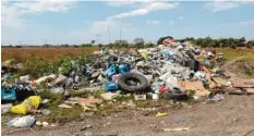  ??  ?? So sieht es in der Region aus, wenn Abfall mitten in die Landschaft gekippt wird. Und das kommt noch regelmäßig vor.