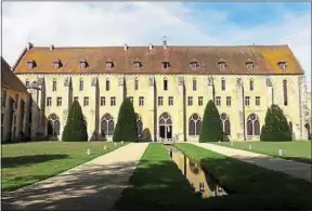  ??  ?? Le bâtiment des moines de l’abbaye de Royaumont (Val-d’Oise).