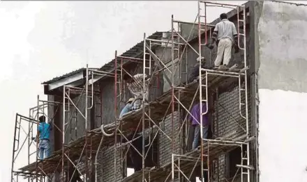  ?? PIC BY FARIZUL HAFIZ AWANG ?? Foreign workers at a constructi­on site in Serdang.