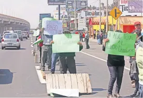  ??  ?? Desde las 11 de la mañana de ayer ejidatario­s de San Juan Papanoaya, San Martín Ocoyoacac, San Miguel Ameyalco y San Jerónimo Acazulco se apostaron en la carretera México-Toluca.