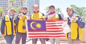  ??  ?? PESERTA dan pegawai pengiring mengambil gambar kenangan selepas meraih satu emas, tujuh perak dan satu gangsa pada WCOPA 2018. Dari kanan Dayang Nurazreen, Quenner Mitchell, Sarip Zainal, Merald Omel dan Norain Abd Razak.