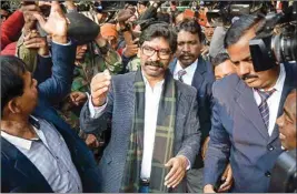  ??  ?? JMM working President Hemant Soren arrives for a party MLAS meeting in Ranchi, Jharkhand, on Tuesday