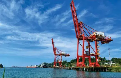  ?? JOHN DURáN ?? La entrada en funcionami­ento del megapuerto de la empresa APM Terminal ha provocado que el muelle de Japdeva (en la foto) parezca desolado por las bajas cargas de trabajo.