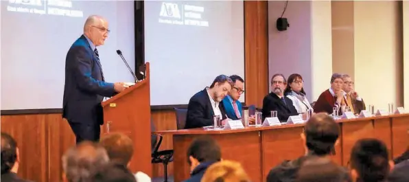  ??  ?? El rector general, Eduardo Peñalosa Castro, declaró que la institució­n que preside siempre ha estado presente en la lucha por una legislació­n justa del agua.