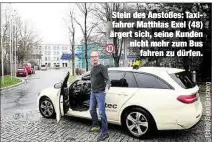  ??  ?? Stein des Anstoßes: Taxifahrer Matthias Exel (48) ärgert sich, seine Kunden nicht mehr zum Busfahren zu dürfen.