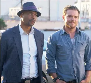  ??  ?? Le duo Damon Wayans (Roger Murtaugh) et Clayne Crawford (Martin Riggs) est explosif et porté par l’humour potache qui fit la renommée du tandem d’origine.