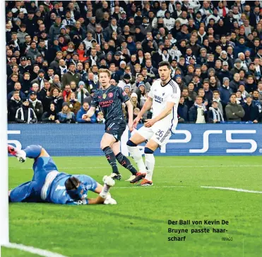  ?? IMAGO AFP ?? Der Ball von Kevin De Bruyne passte haarscharf
Ein Aufreger: Der frühe Treffer von Benjamin Sesko wurde nicht gegeben. Leipzig verlor zum Auftakt des Achtelfina­les gegen die Madrilenen 0:1