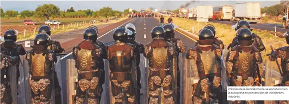  ??  ?? Policías de la Gendarmerí­a se apostaron en la autopista en prevención de incidentes mayores.