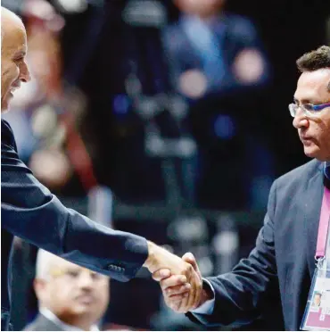  ?? Foto: dpa/Walter Bieri ?? Ein ganz besonderer Handschlag: Jibril Rajoub (l.), Präsident des Fußballver­bandes von Palästina, und Ofer Eini, Präsident des israelisch­en Verbandes, auf dem FIFA-Kongress in Zürich.