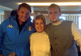  ??  ?? Relax Matteo Renzi insieme a Luisa Schenk, proprietar­ia del rifugio Zallinger sull’alpe di Siusi, e al dipendente Adrian Tota. Il segretario del Pd ha scelto di trascorrer­e il Capodanno in Alto Adige. Ieri è arrivato anche il presidente del consiglio...