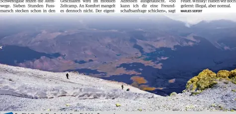  ?? BILDER: MARLIES SEIFERT ?? Der Blick über die Mondlandsc­haft am Gipfel des Damavand. Video: Erklimmen Sie mit uns den Damavand auf 20minuten.ch