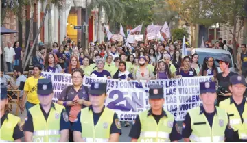  ?? ?? Cepal calcula al menos 12 muertes por violencia machista al día en América Latina, situación por la que miles de mujeres de la región tomaron las calles ayer en señal de protesta contra la violencia hacia ellas.