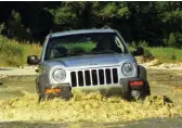  ??  ?? JEEP CHEROKEE. En su día, este vehículo anunciaba el concepto SUV por habitabili­dad, aunque sin renunciar a buena parte de sus aptitudes offroad.