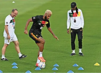  ?? AFP ?? Kamerun-coach Rigobert Song (r.) schaut Eric Maxim Choupo-moting beim Training zu.