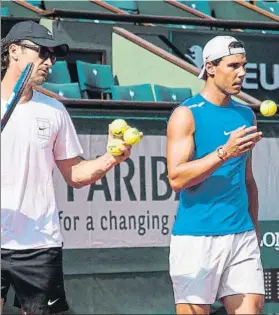  ?? FOTO: EFE ?? Rafa Nadal y Carlos Moyà, ayer en la pista central de Roland Garros, Philippe Chatrier
