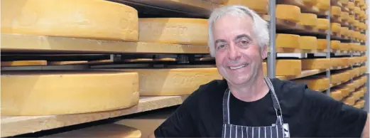 ??  ?? Jean Morin travaille à la conception d’un fromage ressemblan­t au Louis d’Or, composé à 50 % de lait de chèvre et à 50 % de lait de vache.