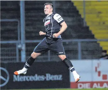  ?? FOTO: PETER SCHLIPF ?? Nur kurz die Bodenhaftu­ng verloren: Luca Schnellbac­her feiert den Sieg gegen Unterhachi­ng auf seine Weise. Danach dreht sich aber alles wieder um das Spiel am Samstag in Münster.