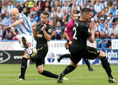  ?? Getty Images ?? A lone strike from Aaron Mooy proved enough for Huddersfie­ld Town to beat Newcastle United