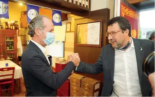  ??  ?? Uniti
Matteo Salvini stringe la mano a Luca Zaia durante la sua ultima visita a Verona