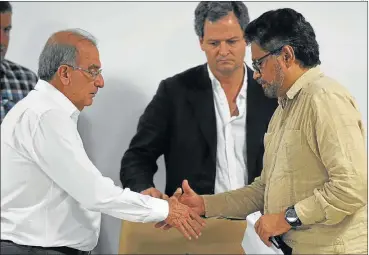 ?? AFP ?? PACTO. El negociador oficial Humberto de la Calle e Iván Márquez, de las FARC, en La Habana.