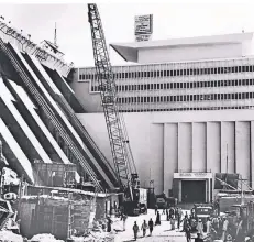  ??  ?? Das Bild von 1960 zeigt einen Blick auf die Kontrollrä­ume und den Turbinenra­um auf der Baustelle des Assuan-Staudamms.