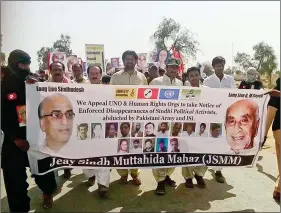  ??  ?? Members of Jeay Sindh Muttahida Mahaz (JSMM) protest against the ‘enforced abductions’ of political activists in Sindh, Pakistan.