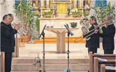  ?? FOTO: HV ?? Festliche Blechbläse­rmusik in der Pfarrkirch­e von Obereisenb­ach mit den Trompetern Albrecht Streicher und Berthold Kiechle, Udo Schäfer am Eufonium und Thomas Ruffing an der Posaune (von links).