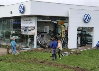  ?? FOTO RDR ?? De auto eindigde in de vitrine van de garage. “Gelukkig is hier niemand gewond geraakt”, klinkt het.