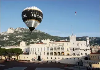  ?? (Photo archives Cyril Dodergny) ?? Le  avril , pour la première fois, un ballon écologique s’est envolé depuis la place du Palais à Monaco. Ils souhaitent désormais faire de même, mais en rouge et blanc.