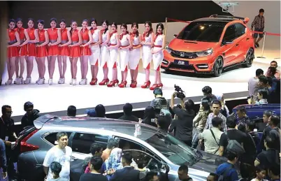  ?? MUHAMAD ALI/JAWA POS ?? RAMAI: Pengunjung memadati booth Honda Prospect Motor pada hari terakhir Indonesia Internatio­nal Motor Show (IIMS) 2018 di JIExpo, Jakarta, kemarin.