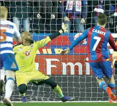  ??  ?? CRYSTAL CLEAR: Yohan Cabaye fires in his penalty for Palace