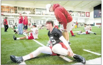  ?? NWA Democrat-Gazette/BEN GOFF ?? University of Arkansas, Fayettevil­le defensive coordinato­r John Chavis jokes with quarterbac­k Cole Kelley on Thursday during warmups for the Razorbacks’ first spring football practice in Fayettevil­le.