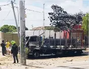  ??  ?? Así quedó el bus de la Policía que fue quemado.