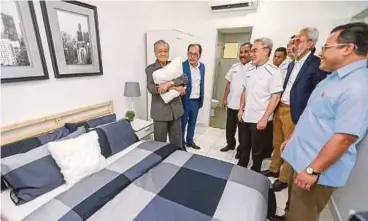  ?? PIC BY MUHD ZAABA ZAKERIA ?? Prime Minister Tun Dr Mahathir Mohamad touring the Harmoni Apartments after launching the FundMyHome Programme at EcoWorld Majestic in Semenyih yesterday.