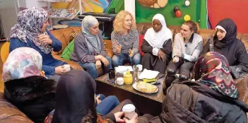  ?? FOTO: IRIS MAURER ?? SZ-Redakteuri­n Esther Brenner (Mitte) im Gespräch mit Muslima in Saarbrücke­n.