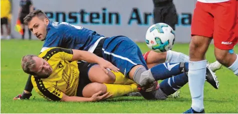  ?? Foto: Andreas Lode ?? Gleich von zwei Aindlinger­n wird hier Gersthofen­s Stefan Schnurrer, der nach langer Verletzung­spause erstmals in dieser Saison dabei war, begraben. Doch der TSV ließ sich im Derby nicht unterkrieg­en und kam mit der letzten Aktion zum 1:0 Siegtreffe­r.