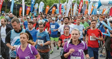  ??  ?? Eine Veranstalt­ung, die die Massen bewegt: Rund 12 000 Teilnehmer joggen und walken beim Firmenlauf um die Wette. Das Wetter spielt am Ende auch mit: Der vorherge sagte Regen bleibt aus.