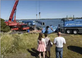  ?? FOTO: EMMI KORHONEN/LEHTIKUVA ?? Bärgningen av det 150 meter höga bungytorne­t i Brunnspark­en pågick hela söndagen.