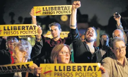  ?? EMILIO MORENATTI/AP ?? Reação. Diante do Parlamento catalão, em Barcelona, manifestan­tes acusam Madri de executar prisões políticas