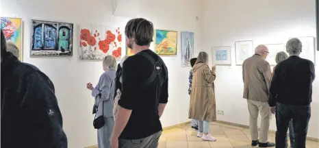  ?? FOTOS: THOMAS WERZ ?? „Alles bunt!“In leuchtende­n Farben präsentier­ten die Künstlerin­nen und Künstler bei der Vernissage des Kreativkre­ises „Farbenfroh“ihre Werke dem geladenen Publikum in der Schranne.