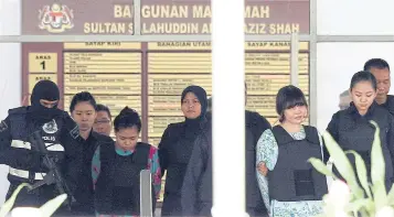  ?? REUTERS/LAI SENG SIN ?? Indonesian Siti Aisyah, left, and Vietnamese Doan Thi Huong are escorted from Shah Alam High Court.